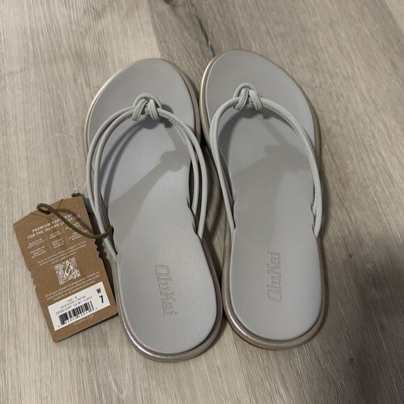 NWT- OLUKAI- Women's Aka Sandals- IRIDESCENT/VAPOR- Size 7 - Picture 4 of 10